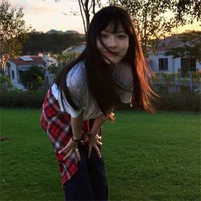 穿条纹衣的男孩